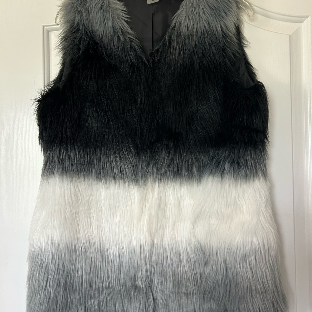 Peter Nygård Faux Fur Sleveless Ombré Vest. Black, gray and white. Size 8